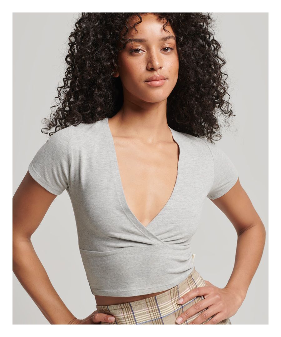 Elevate your go-to tops this season with our Vintage Tiny Wrap Crop Top. Minimalistic and effortless, it's a must-have for your casual outfits.Slim fit – designed to fit closer to the body for a more tailored lookShort sleevesDeep V-neckWrap over designSignature logo tab