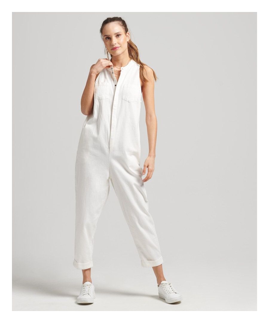 Voor een verfijnde en toch casual look is de mouwloze jumpsuit dit seizoen een ideale aanvulling op je garderobe.Losse pasvorm – de klassieke Superdry-pasvorm. Niet te nauwsluitend, niet te ruim, precies goed. Kies je gebruikelijke maatMouwloosDrukknoopsluitingZes zakkenKenmerkend logolabelEen mix van TENCEL™-modalvezels en geproduceerd met een Eco Soft-technologie — een milieuvriendelijke keuze.