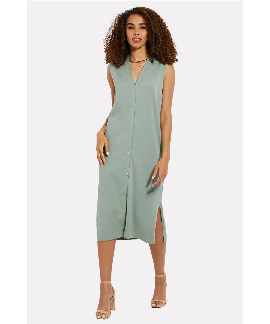 This sleeveless style knitted dress from Threadbare features a regular fit design, shell button-down fastenings, and a v-neckline. Perfect to style with tights and knee-high boots or keep it casual with a pair of trainers. Other colours are also available.