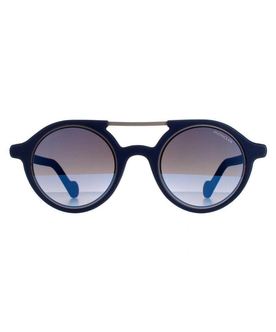 Moncler Round unisex donkerblauwe spiegel ML0083 zonnebrillen zijn een moderne stijl gemaakt van lichtgewicht metaal. Deze hebben een perfect ronde lens ingekapseld in een dik acetaatframe en een opgeruimde dubbele brug. Het Moncler -logo verfraait de tempels.