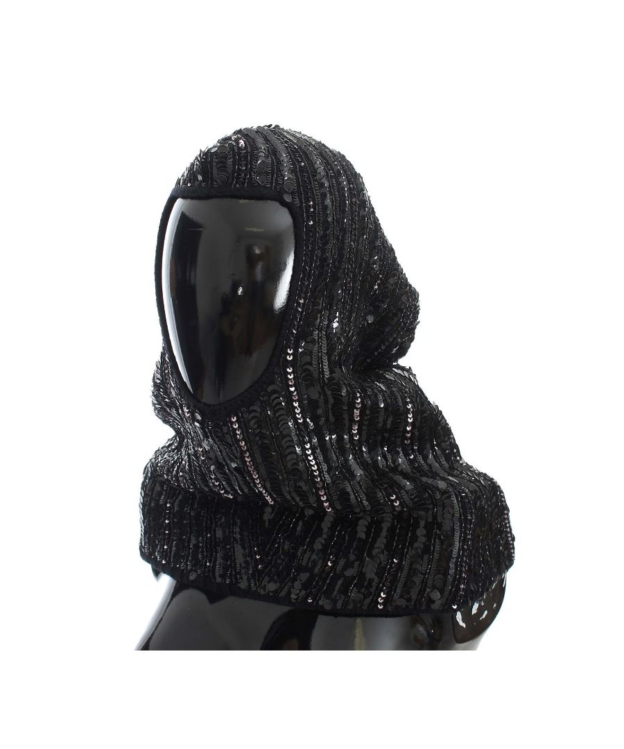 Dolce & ; Gabbana Gorgeous brand new with tags, 100% Authentic Dolce & ; Gabbana exclusive and rare black knitted sequined hooded scarf wrap. Cet article provient de la collection exclusive MainLine Dolce & ; Gabbana. Modèle : Hooded Scarf Color : Black Sequins : Black and silver Logo details Made in Italy Material : 45% Wool, 30% Plastic, 20% Glass, 5% Rayon SIZE : One size fits all