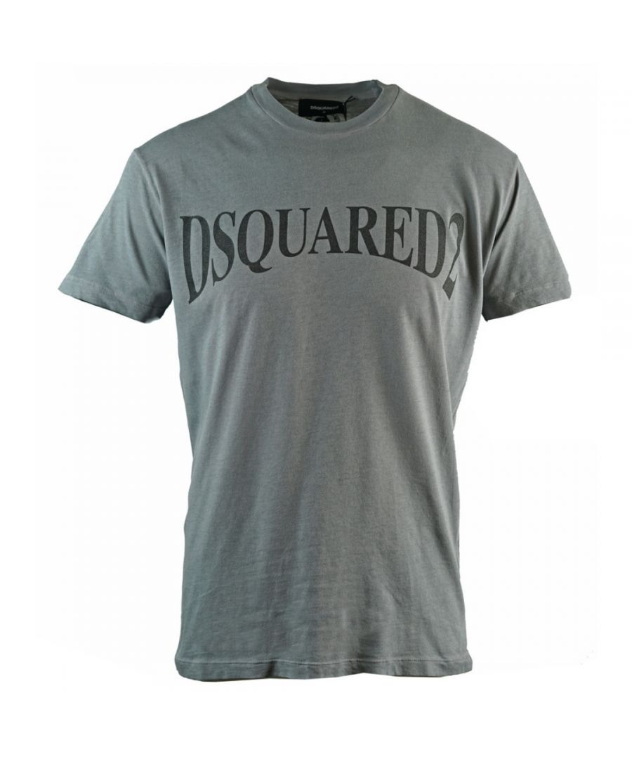 Dsquared2 panoramisch logo cool fit grijs T-shirt. Grijs T-shirt met korte mouwen. Cool Fit-stijl, valt op maat. 100% katoen. Gemaakt in Italië. S74GD0582 S21600 852