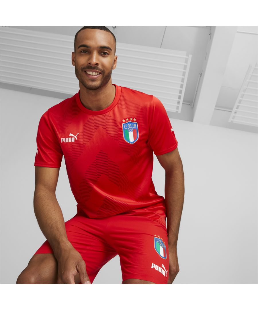 Pull off the most acrobatic saves while looking like part of team Italy in this short-sleeved replica goalkeeper jersey. It displays the club’s crest on your chest and uses sweat-wicking materials to keep you cool and dry, even when you’re facing a last-minute penalty.