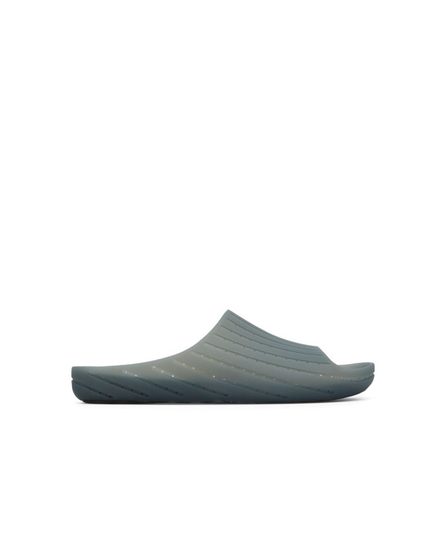 Monomaterial Wabi sandal made of 20% recycled TPU and 100% recyclable in grey for men. Natural Tatami and Coconut fibre removable footbed, cushioning with recycled PET binding.\n\nA Little Better, Never Perfect \n\nOur iconic Wabi slippers are inspired by Japanese minimalism and encourage us to focus on the now. Made with the idea of keeping components and production processes to a minimum, these men's slippers continue to redefine indoor comfort more than twenty years after their debut with soft cushioning and a cozy feel.