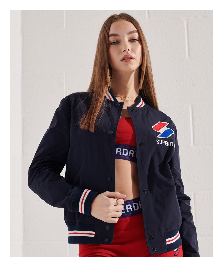 Get the collegiate look with the Varsity jacket. This bomber-style jacket features a main popper fastening, two pockets and a ribbed collar, cuff and hem.Relaxed fit – the classic Superdry fit. Not too slim, not too loose, just right. Go for your normal sizeMain popper fasteningTwo pocketsRibbed collar, cuffs and hemApplique logo graphicSignature logo patch