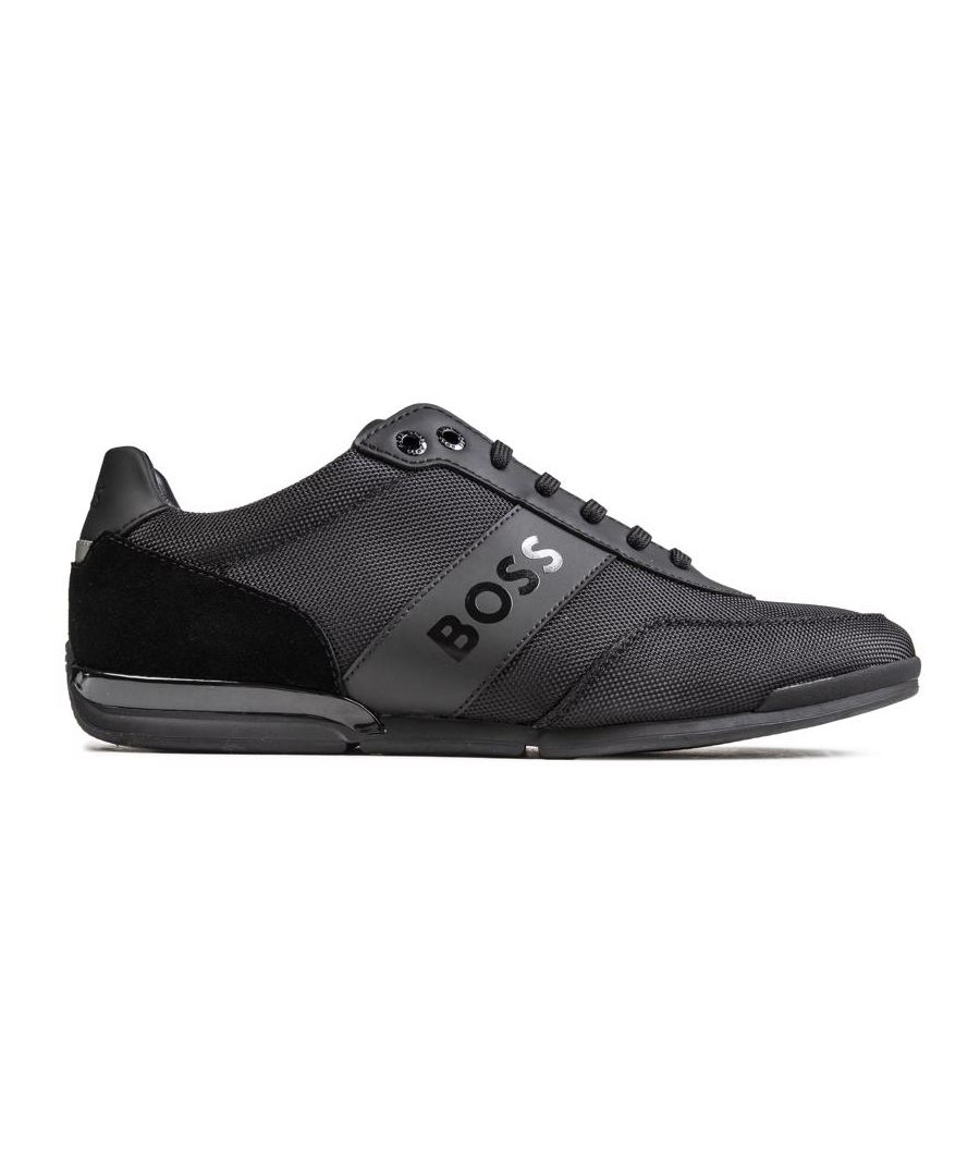 De zwarte Saturn Low-sneaker van Designer BOSS is gemaakt van zacht nylon en suède. met een lage profielzool. kenmerkende branding en groot BOSS-logo op de zijkant. De slanke. luxueuze details zorgen ervoor dat je overal opvalt.
