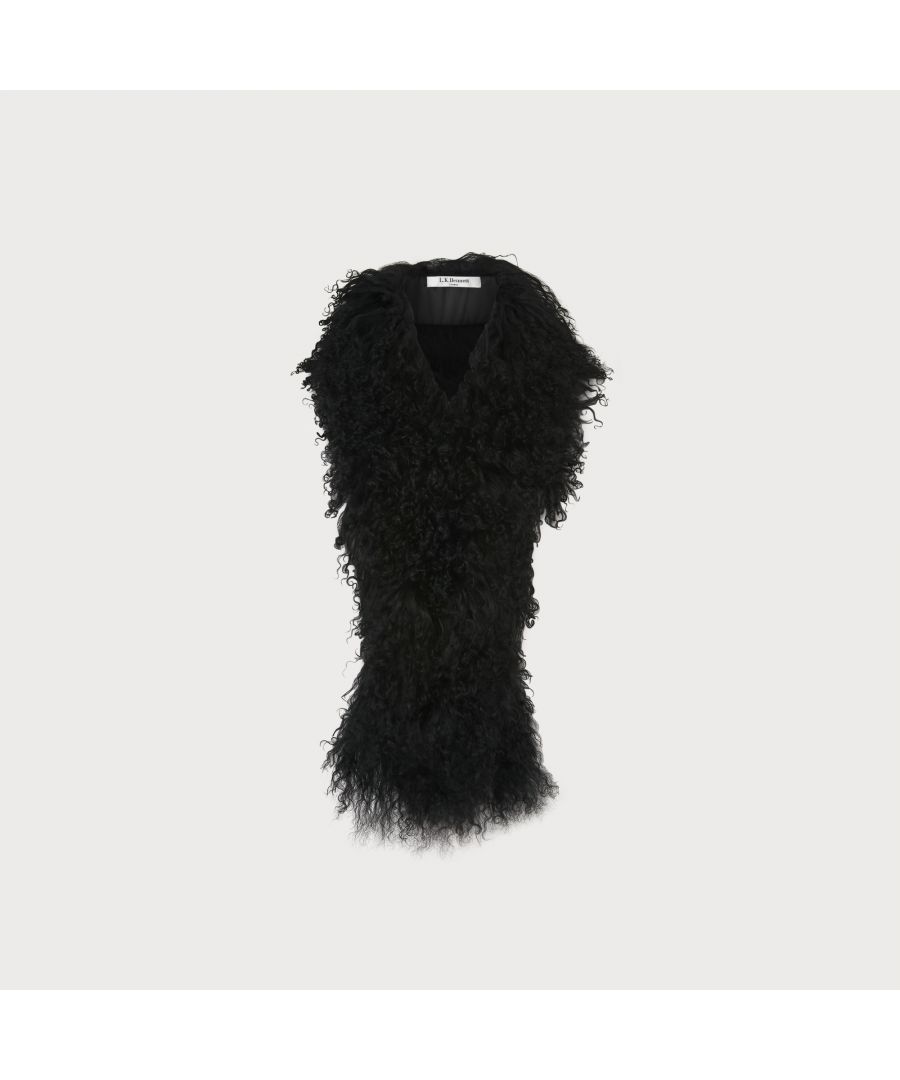 Glamorous, textural and warm, our sheepskin Jasmine scarf is the perfect finishing touch. Crafted from crinkly sheepskin in black, it's an open style that wraps beautifully at the neckline. Wear it to warm up winter party looks or as an extra layer over coats or knitwear.