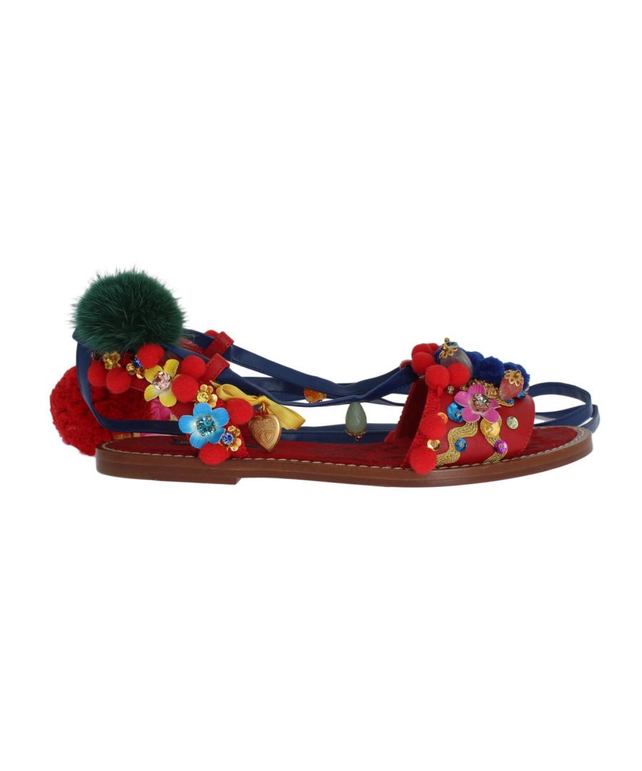 DOLCE & ; GABBANA Superbes chaussures neuves avec étiquettes, 100% authentiques Dolce & ; Gabbana Modèle : Sandales plates à bride cheville Motif : Torero Pom Pom Matériau : 100% cuir Couleur : Bleu et rouge avec détails multicolores Cristal : Multicolore Semelle en cuir Détails du logo Fabriqué en Italie Haute qualité artisanale et très exclusif