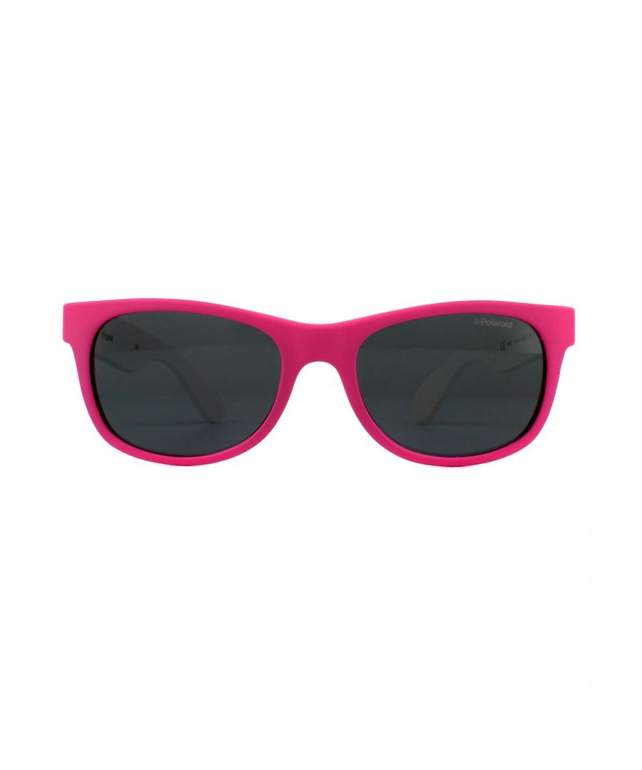 Polaroid Kids zonnebrillen P0300 TCS Y2 Pink Camo Gray Polarisated zijn een klassieke Wayfarer -stijlmaat voor kinderen in een aantal heldere funky kleuren met 100% UV -bescherming en de gepolariseerde lenzen die schittering verwijderen en de ogen van uw kind nog meer beschermen.