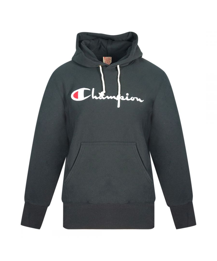 Champion Signature-logo zwarte hoodie. Kampioen zwarte hoodie. Elastische mouwuiteinden en taille, capuchon met trekkoord. Voorzakken. 100% katoen. Stijlcode: 215159 KK001