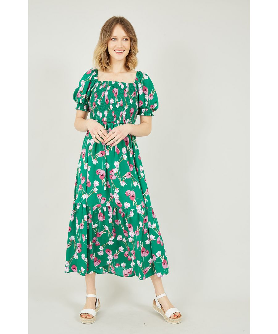 Deze mooi vormgegeven groene halflange jurk met een prachtige roze bloemenprint is een veelzijdig basisstuk in je garderobe. Kleed je chique of casual, ongeacht de gelegenheid. De pofmouwen en vrouwelijke pasvorm maken de look helemaal af. De lichtgewicht stoffen voegen comfort toe aan deze schitterende groene jurk, perfect voor diners en lange zomerwandelingen. Maak de look compleet met sandalen, een kleine minicrossbody tas en een nude lippenstift.