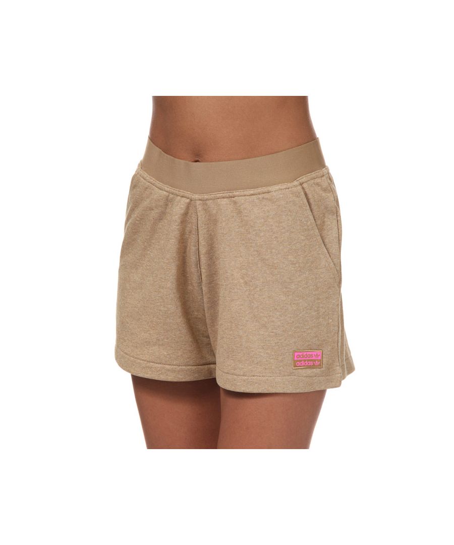 Womens adidas Originals R.Y.V.  Shorts in brown.- Elastic waist.- Two side pockets.- Back pocket.- Mid-rise.- Logo patch detail.- Regular fit.- Main material:  70% Cotton  30% Polyester (Recycled).  Machine washable.- Ref: GN4334