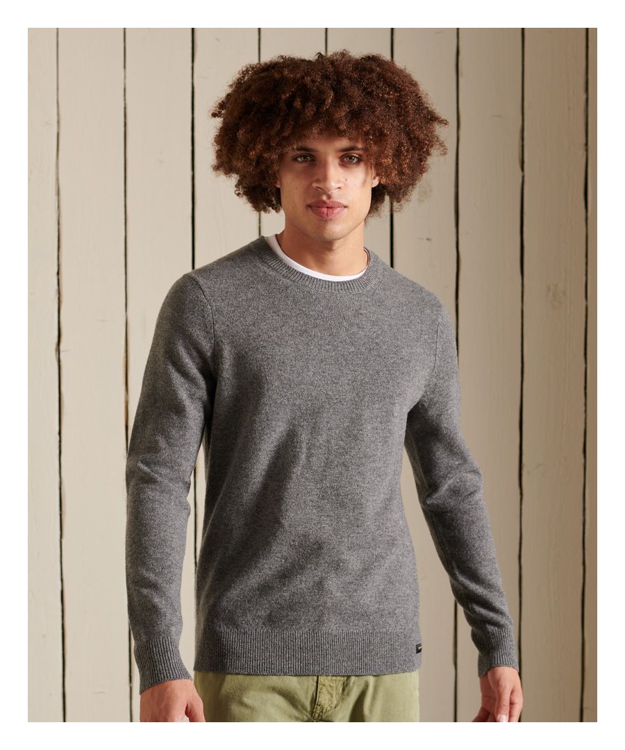 De lichtgewicht trui van lamswol met ronde hals is een geweldig casual laagje en is perfect lichtgewicht, zodat je er een T-shirt onder kunt dragen.Geribde ronde halslijnGeribde boordenKenmerkend logolabel