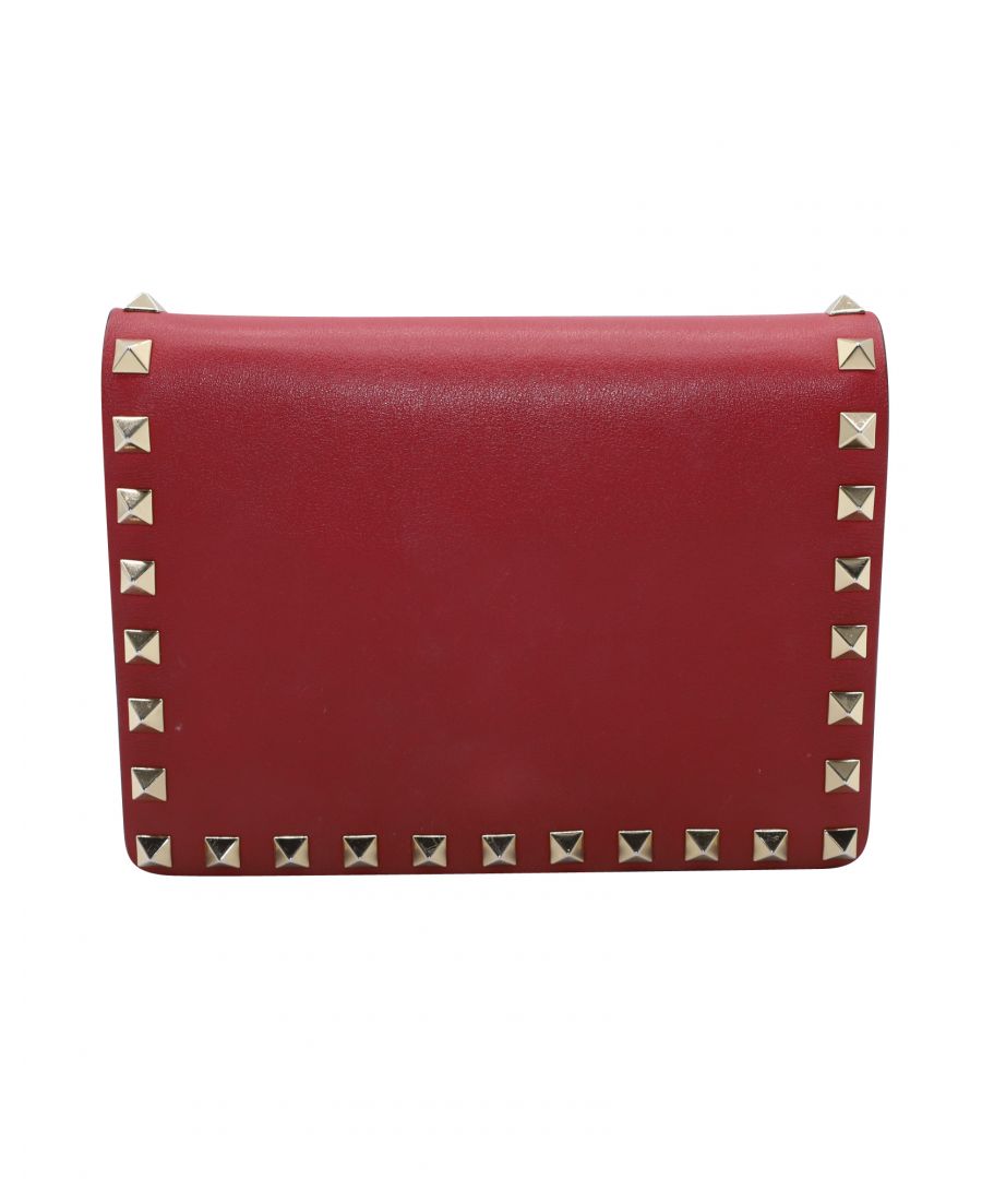 VINTAGE, RRP AS NEW\nThis gorgeous Valentino bag has been crafted from chic red leather. The exterior features Rockstud detailing in gold-tone. With a flap closure, the bag opens to an accommodating interior that can hold all your essentials. This exquisite crossbody bag is perfect for any casual outing. Includes dust bag.\nValentino Rockstud Chain Crossbody Bag in Red Leather\nColor: red\nMaterial: Leather\nCondition: very good\nSign of wear: minor marks\nSKU: 147268 / NAPBKGBBA091918W  \nDimensions:  Length: 15 mm, Width: 13 mm, Height: 25 mm\nSize: one size