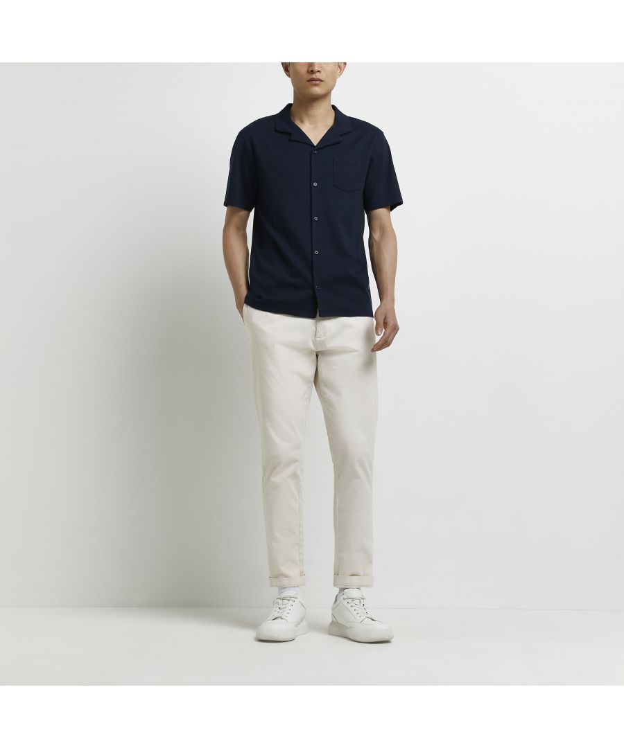 > Brand: River Island> Department: Men> Colour: Navy> Type: Button-Up> Size Type: Regular> Material Composition: 100% Cotton> Material: Cotton> Fit: Regular> Pattern: No Pattern> Occasion: Casual> Season: SS22> Sleeve Length: Short Sleeve> Neckline: Collared> Closure: Button> Collar Style: Spread