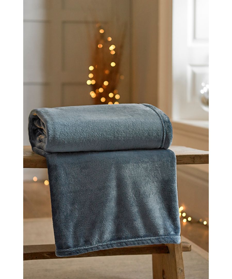Snuggle up with these  super soft velvety throws and get cosy and warm when needed. Supersoft and lightweight. Good for travel and for those chilly days outdoors or for something decorative indoors to snuggle up with. A huge hit with all the family, even the family pet!
