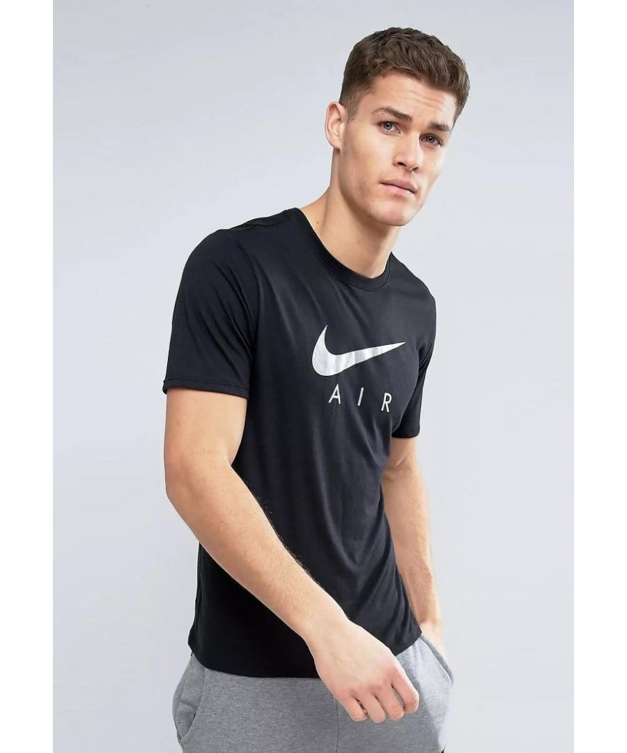 Nike T-shirt met Swoosh-logo en print op de achterkant. Gemaakt van hoogwaardige ademende stof. Het model heeft technologie die zweet van de huid naar het buitenoppervlak van het materiaal afvoert voor snellere verdamping, waardoor de natuurlijke temperatuur van het lichaam wordt gereguleerd. Geschikt voor zowel elke dag als voor sport. Het T-shirt is perfect te combineren met jeans, shorts of sportbroeken.