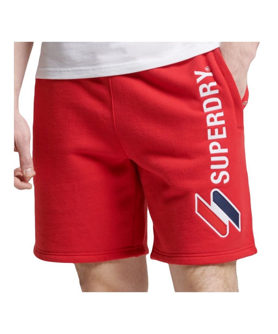 Wees jezelf en combineer deze short met unieke activewear. Zo creëer je een streetwear-look met een onverschrokken karakter. De opvallende graphics en het materiaal van topkwaliteit van deze Code-sweatshort met appliqué zorgen elke dag samen voor draagcomfort.Ontspannen pasvorm – de klassieke Superdry-pasvorm. Niet te nauwsluitend, niet te ruim, precies goed. Kies je gebruikelijke maatTrekkoord in de tailleZijzakken met ritsEén achterzakGeborstelde stofAppliqué Superdry Code-logo