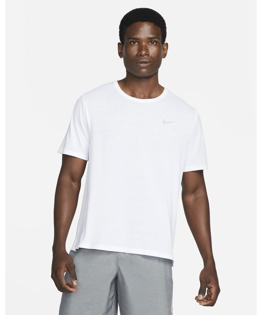 The Nike Dri-FIT Miler Men's Running Top helps keep you comfortable in sweat-wicking, breathable fabric. The back mesh panel provides targeted ventilation.