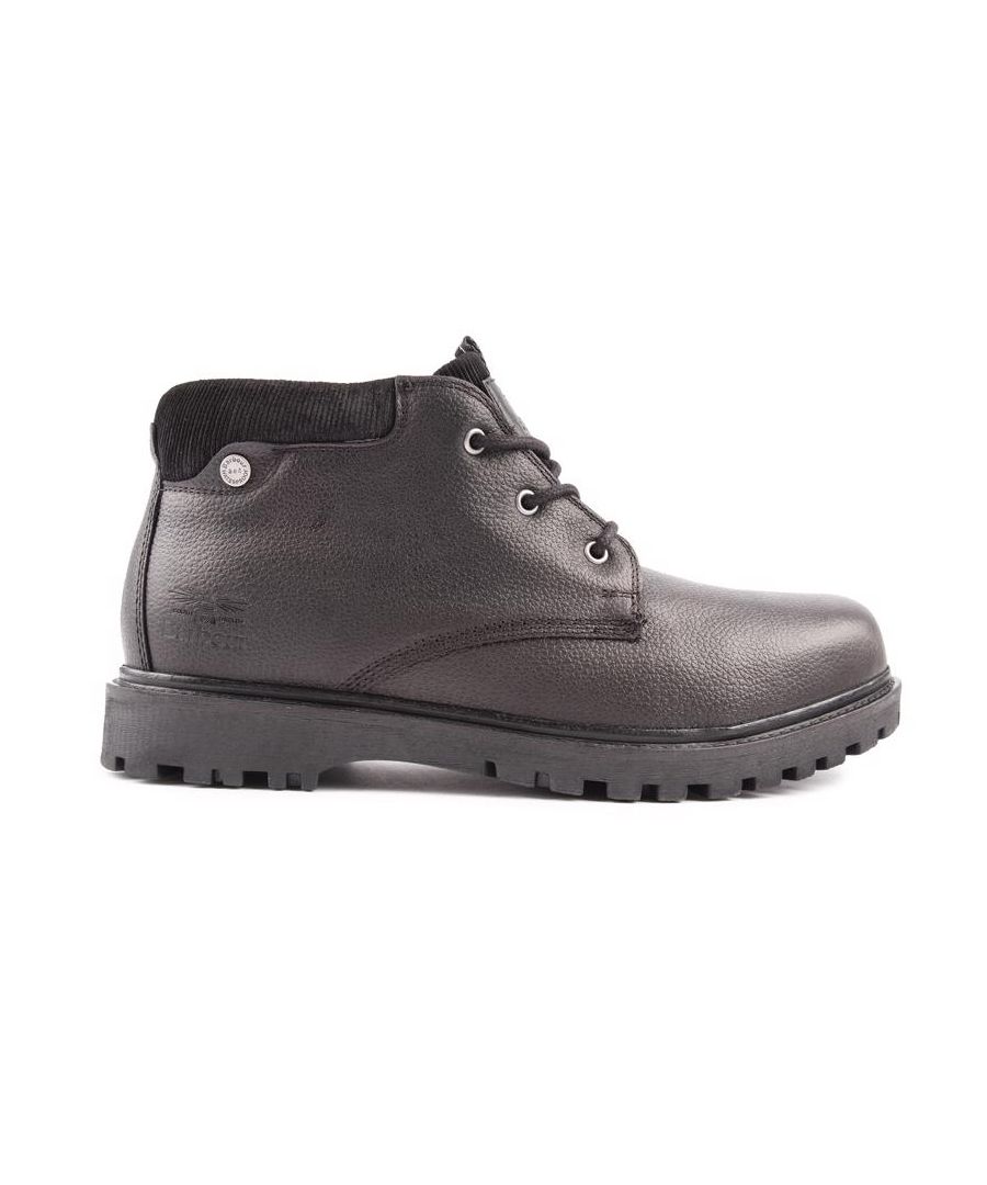 Deze chukkaschoen voor heren van Barbour Alder is een strakke. tijdloos. no nonsense klassieker. Deze zwarte veelzijdige leren veterlaarzen bieden comfort. kwaliteit en stijl terwijl je er goed uitziet met hun zilveren oogjes en metalen branding.