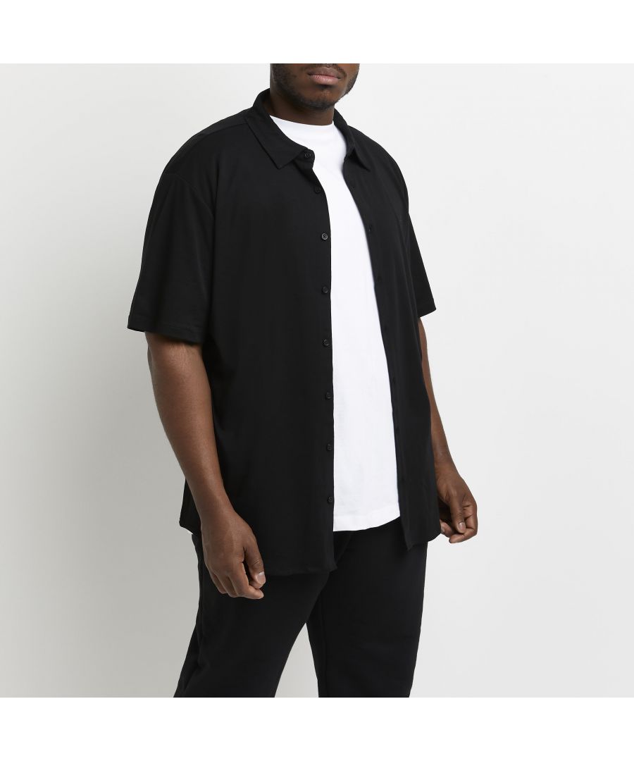 > Brand: River Island> Department: Men> Material: Cotton> Material Composition: 100% Cotton> Type: Button-Up> Pattern: Solid> Size Type: Big & Tall> Fit: Slim> Closure: Button> Sleeve Length: Short Sleeve> Neckline: Collared> Collar Style: Cutaway> Season: SS21> Occasion: Casual