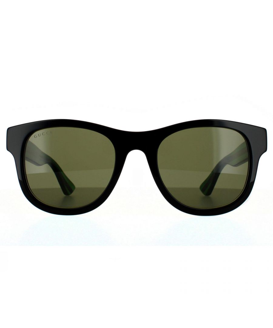Gucci zonnebrillen GG0003SN 002 Zwart met groen en rood groen zijn een eenvoudige stijlvolle stijl met enkele versies met de Gucci-gestreepte kleuren langs de armen van deze klassieke D-Frame-zonnebril.