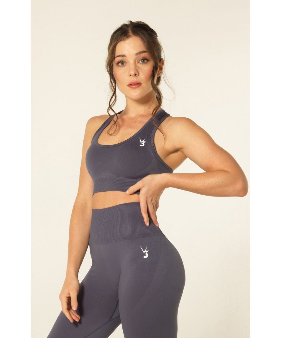 Tailored for medium-impact workouts, the Curve seamless sports bra offers high coverage in a distraction-free seam less fit. Assembled with a ribbed under-bust band to reduce bra movement, contour detailing to accentuate your natural shape and soft molded removable cups for additional lift, seperation and coverage for that fully locked in fit.