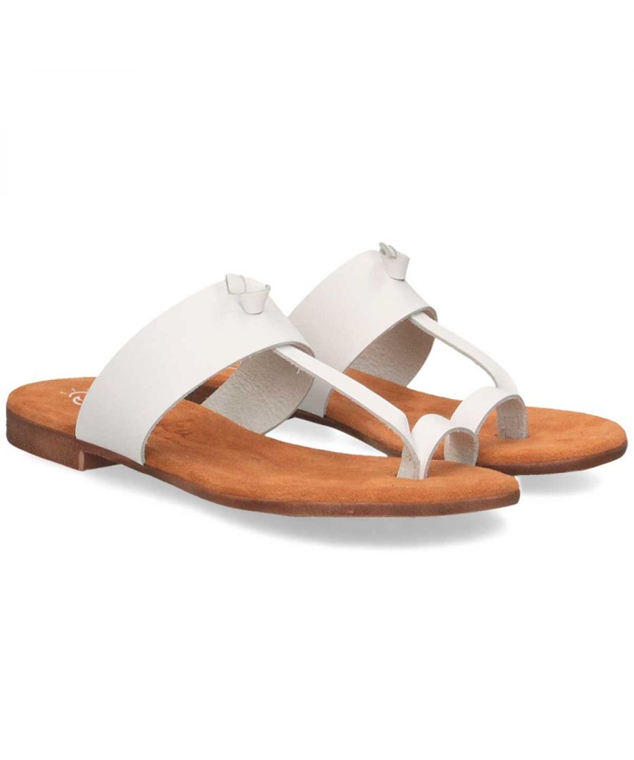 Mrs. Sandal. 100% skin. Discovered. Comfortable and flexible last. Microlining template. Polyurethane floor. Comfortable and light. Made in Spain.