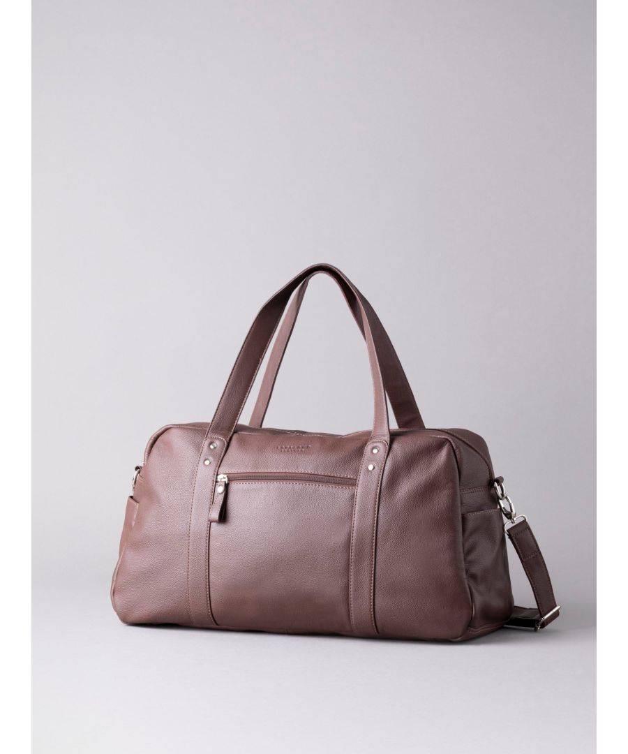 That long weekend away is calling! The Lorton large holdall is a spacious option crafted from luxury textured leather in a rich brown colourway, complete with shoulder straps and a longer, removable and adjustable cross body strap. The spacious interior of the holdall features a zip and slip pocket while the outside boasts side slip pockets and a front zip pocket for quick access essentials.