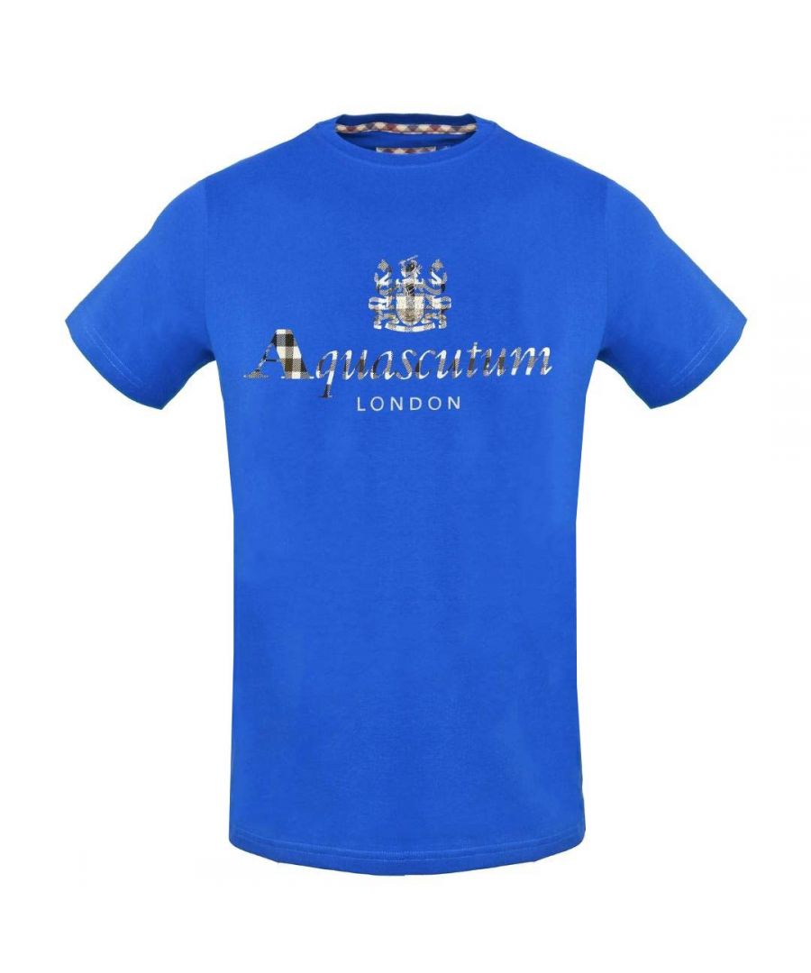 T-shirt bleu avec logo à carreaux classiques Aquascutum. T-shirt à col rond, manches courtes. Coupe extensible 95 % coton 5 % élasthanne. Coupe régulière, s'adapte à la taille. Modèle TSIA01 81