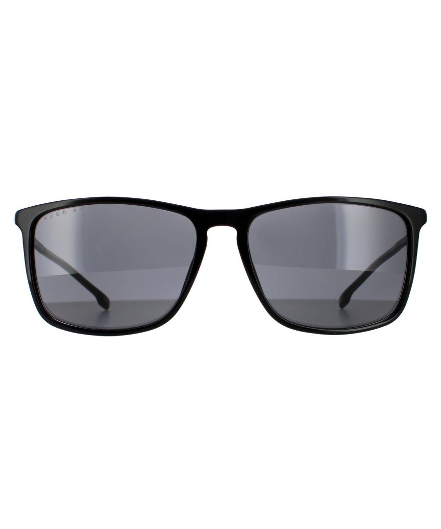 Hugo Boss  zonnebril Boss 1182/S/It 807 IR Black Gray Polarisated zijn een mannelijk ontwerp met een super slank rechthoekig frame. Vervaardigd in Italië van lichtgewicht plastic, ze zijn comfortabel en duurzaam met het Hugo Boss -logo geëtst in de slanke tempels.