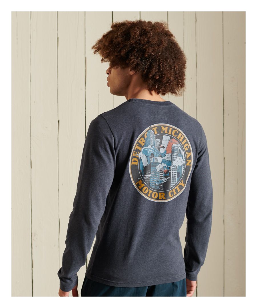 For a bold and vintage graphic, look no further than the Heritage Mountain Long Sleeve Top.Relaxed fit – the classic Superdry fit. Not too slim, not too loose, just right. Go for your normal sizeCrew necklineLong sleevesPrinted chest and back graphicsSignature logo patch