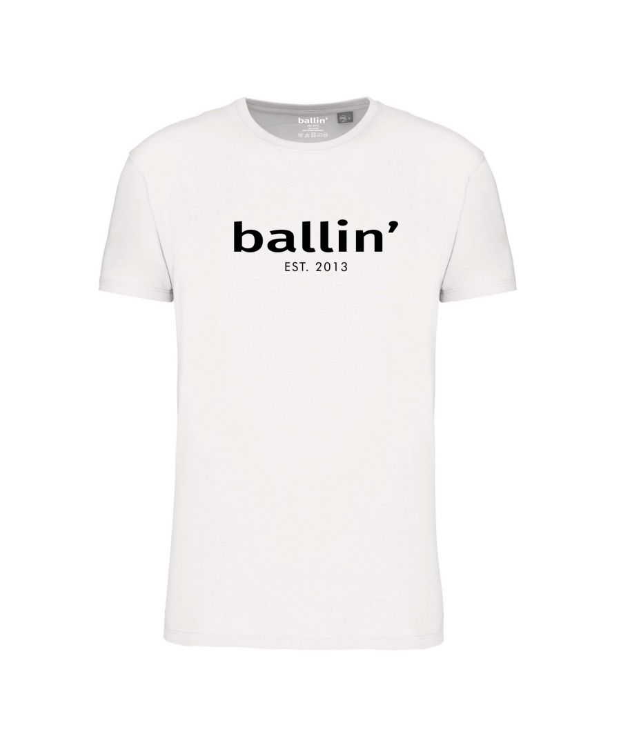 Heren t-shirt van het merk Ballin Est. 2013. De shirts van Ballin Est. 2013 zijn gemaakt van 100% biologisch katoen, en hebben een normale pasvorm. Het zachte katoen zorgt voor een heerlijk draagcomfort.  Merk: Ballin Est. 2013Modelnaam: Regular Fit ShirtCategorie: heren t-shirtMaterialen: biologisch katoenKleur: wit
