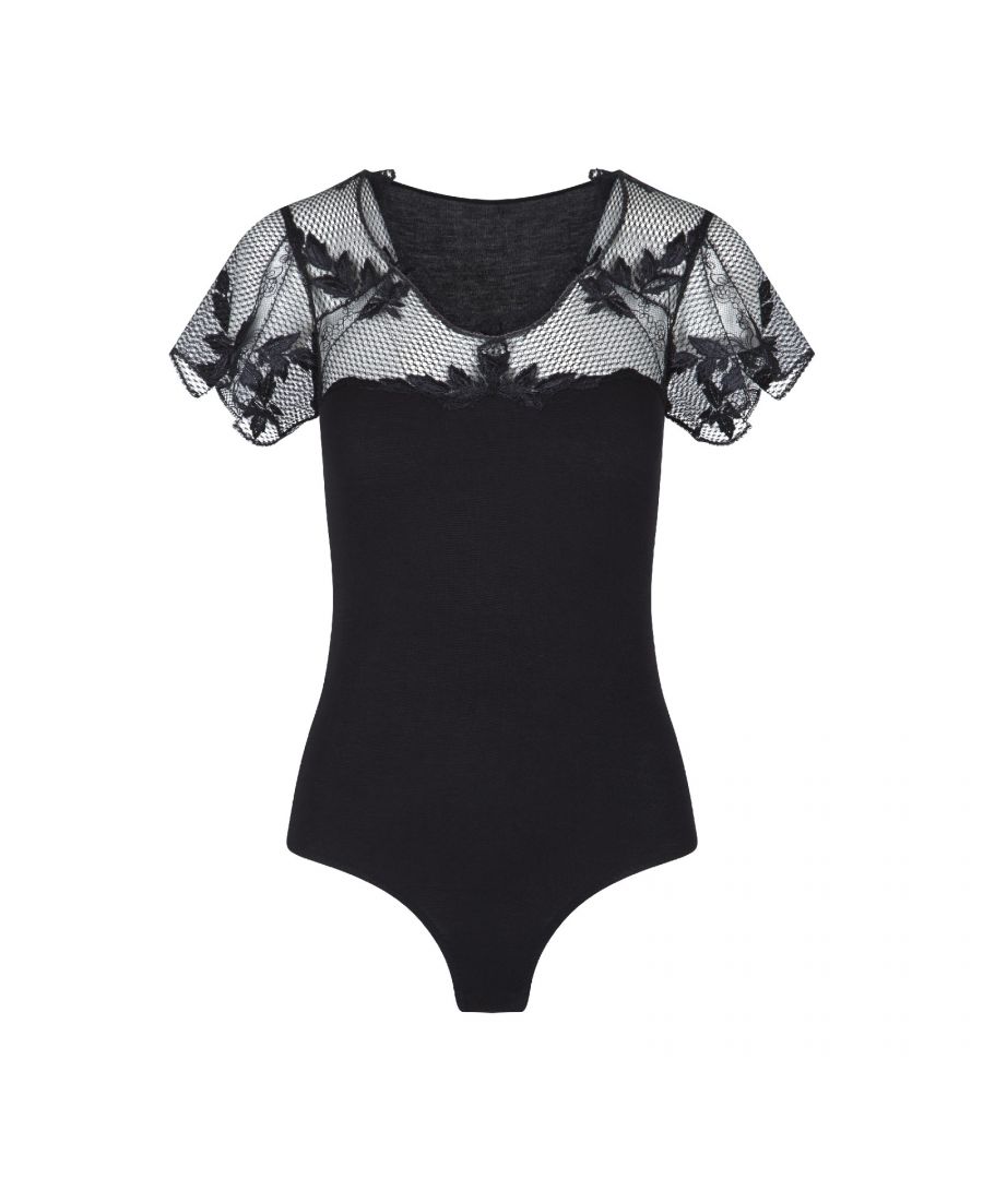 Voel je super vrouwelijk in deze eye catcher van de Black Flower serie. De body met korte mouwen is gemaakt in een combinatie van micro met guipure kant.