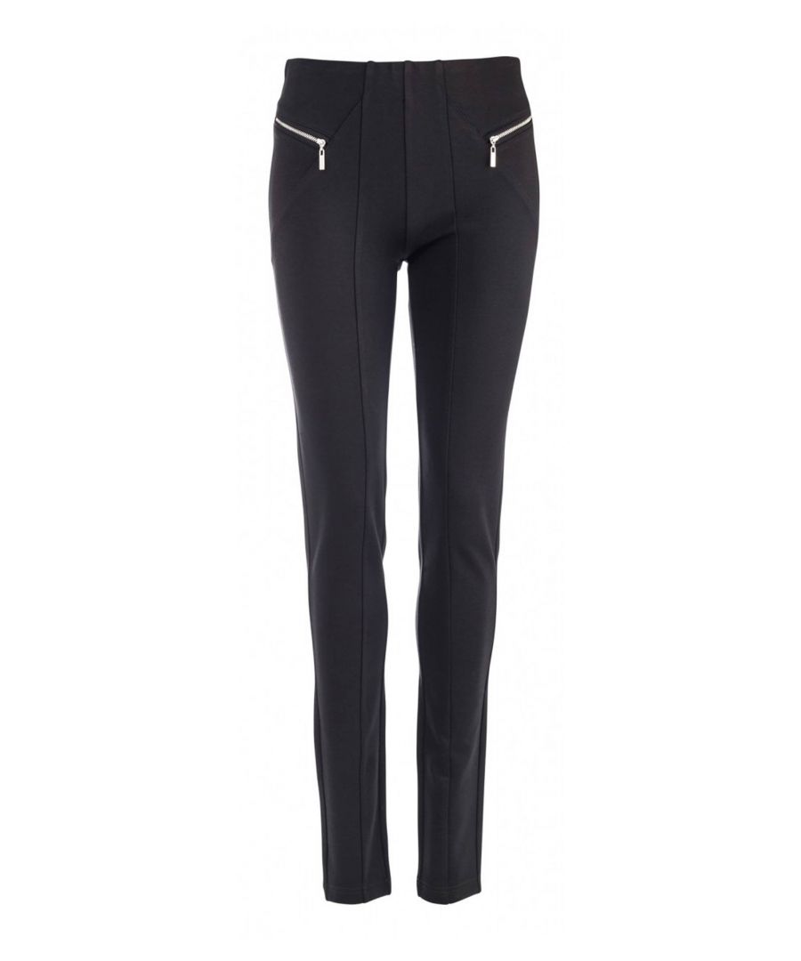 Deze slim fit broek voor dames van NED is gemaakt van jersey. Dit model heeft een elastische tailleband.details van deze broek:•  stijlnaam: Newa•  2 steekzakken