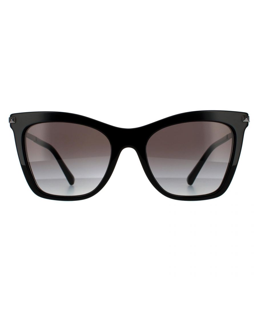 Valentino -zonnebrillen VA4061 50018G Zwart Black Gradient zijn een flatterende en vrouwelijke kattenoogstijl met een dikke frame voorkant en slanke metalen bezaaide tempels.