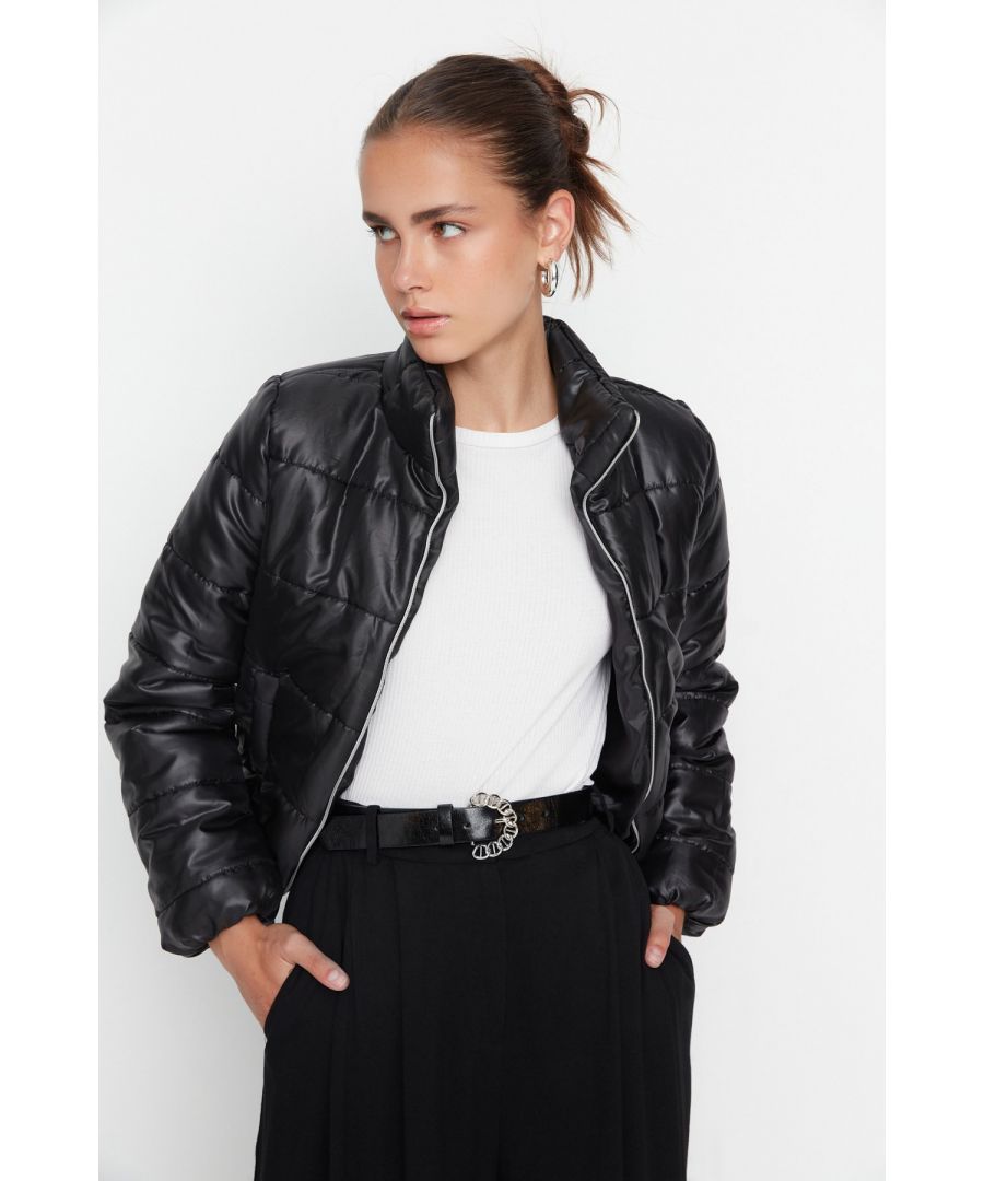 Afmetingen model: Hoogte: 1.76 Buste: 82 Taille: 61 Heupen: 89 Het product op de paspop is maat S/36. 100% polyester, voering 100% polyester, geweven stof Staande kraag, ritssluiting, gewatteerde donsjas, gewas, zakken, gevoerd Productlengte: 55 cm Kleuren kunnen variëren in studio-opnamen vanwege het verschil in licht. Productlengte: 55 cm Normale pasvorm: Ons product heeft een normaal, regelmatig patroon. Het is een standaard snit die zorgt voor comfortabele beweging en het lichaam niet omhult.