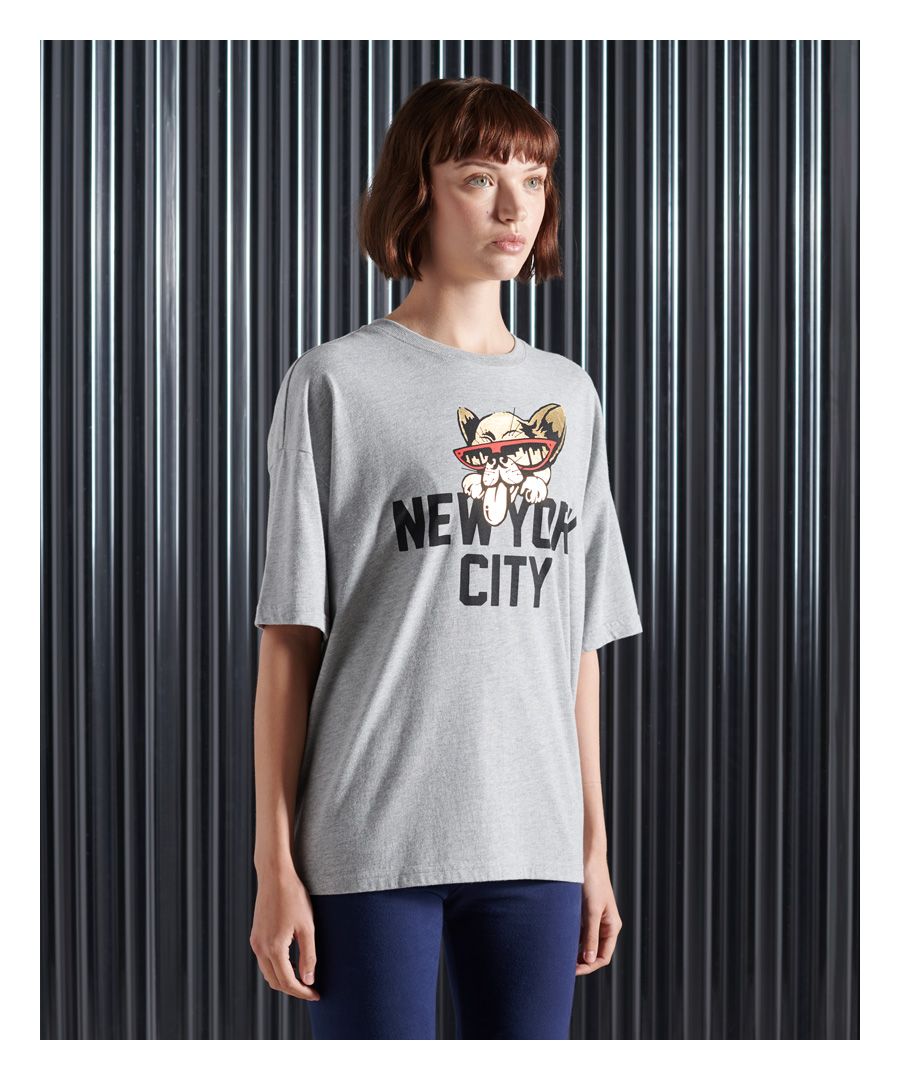 Laat jezelf zien dit seizoen in het City New York T-shirt met print. Dit T-shirt met op New York geïnspireerde prints mag je niet missen!Korte mouwenGeribde ronde halsAfbeeldingSuperdry-logolabelDetails in folieprint