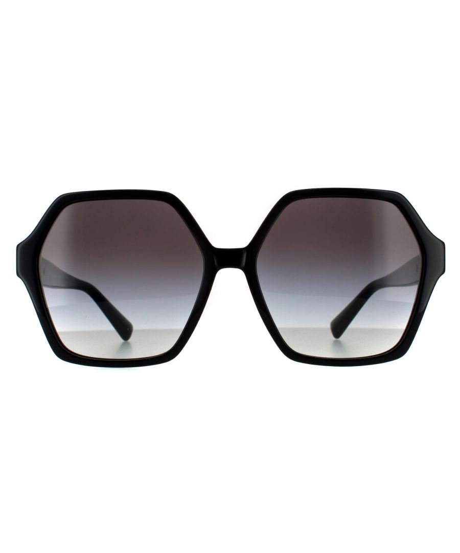 Valentino zonnebrillen VA4088 30018G Black Black Gradient zijn een oversized elegante stijl met zeshoekige velle lenzen gemaakt van lichtgewicht acetaat. Slanke tempels zijn verfraaid met het Valentino -logo voor merkauthenticiteit