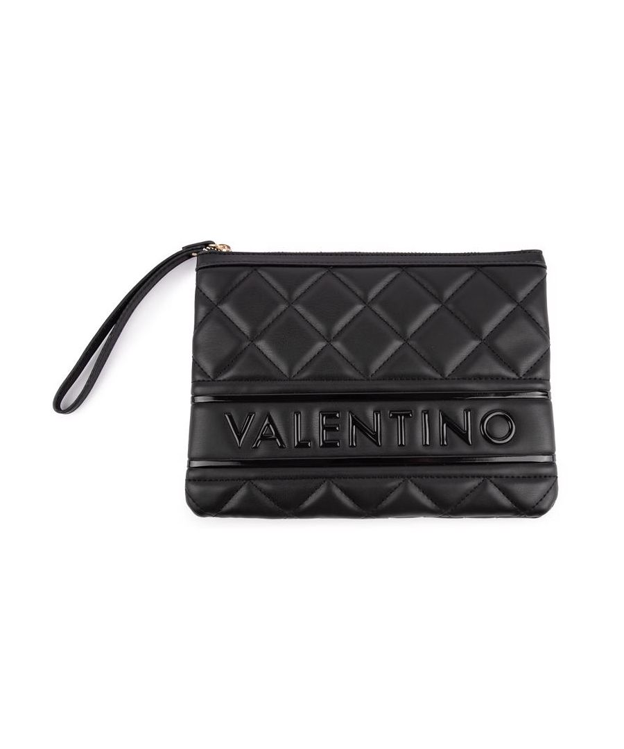 Geef je dag- tot avondoutfit een chique designer finish met deze zwarte Ada handtas van Valentino Bags. Het heeft een ritssluiting. een gewatteerd ontwerp met grote glanzende branding en wordt aangevuld met een elegant polsbandje.