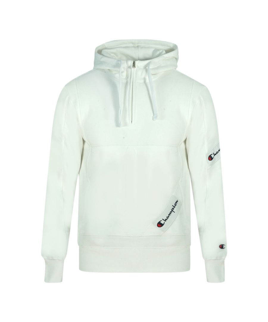Champion Halve Rits Asymmetrische Zak Logo Witte Hoodie. Kampioen witte hoodie. Elastische mouwuiteinden en taille, capuchon met trekkoord. Voorzakken. 73% katoen 27% polyester. Stijlcode: 216551 WW001