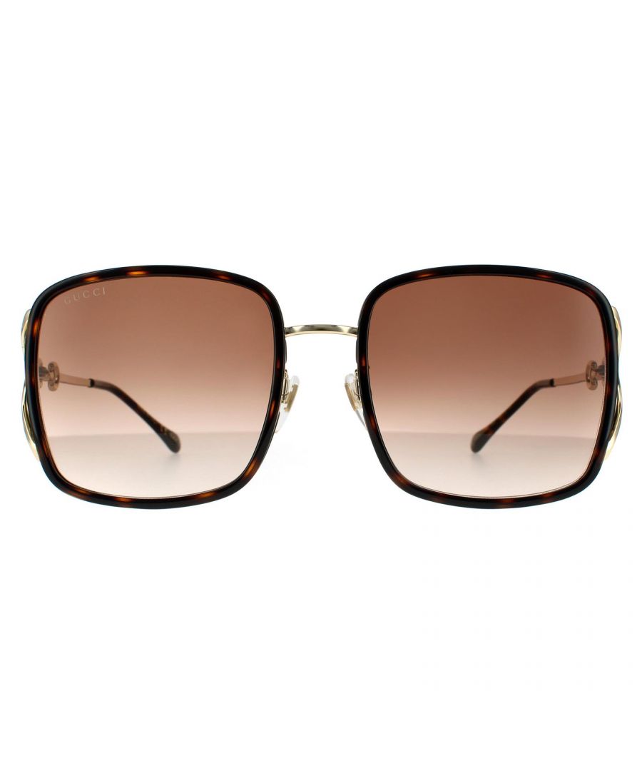 Gucci zonnebrillen GG1016SK 003 Havana Brown zijn een lichtgewicht dun metalen frame met de rechthoekvormige lenzen die een modieuze moderne stijl geven. De verstelbare neuskussens zorgen voor een gepersonaliseerde pasvorm, terwijl het Gucci -logo langs de slanke tempels voor merkauthenticiteit verschijnt.