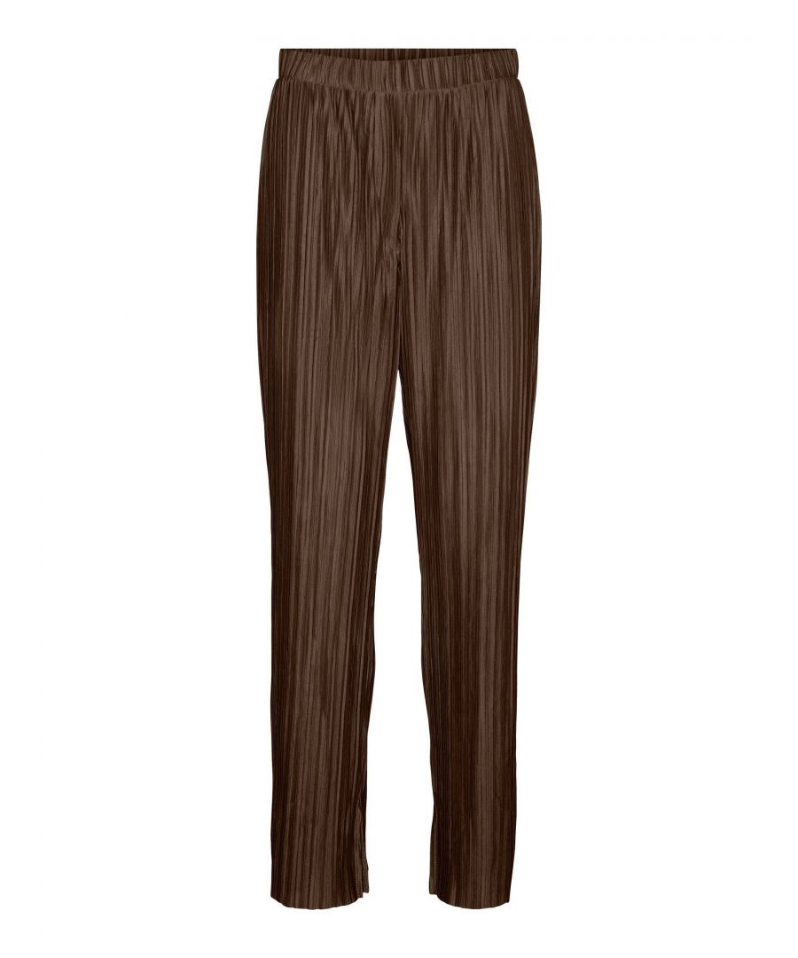 Deze tapered fit pantalon voor dames van VERO MODA is gemaakt van polyester. Het model heeft een hoge taille en heeft een elastische tailleband.details van deze pantalon:stijlnaam: VMSUTTON