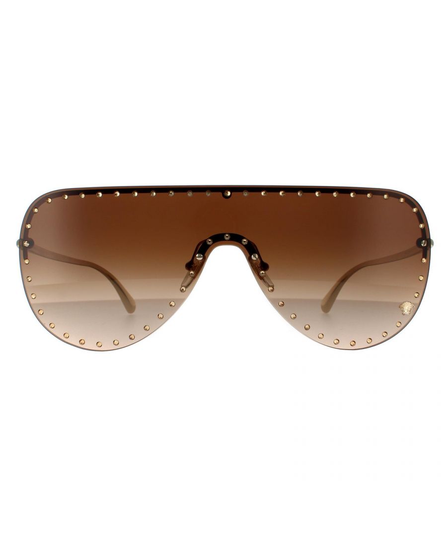 Versace zonnebrillen VE2230B 125273 Pal Gold Dark Brown zijn een moderne vliegervorm met slanke tempels die een comfortabel en lichtgewicht gevoel creëren. Het buitenste frame toont de verfraaide kristallen met het handelsmerk Medusa Head -logo in de linkeronderhoek voor authenticiteit