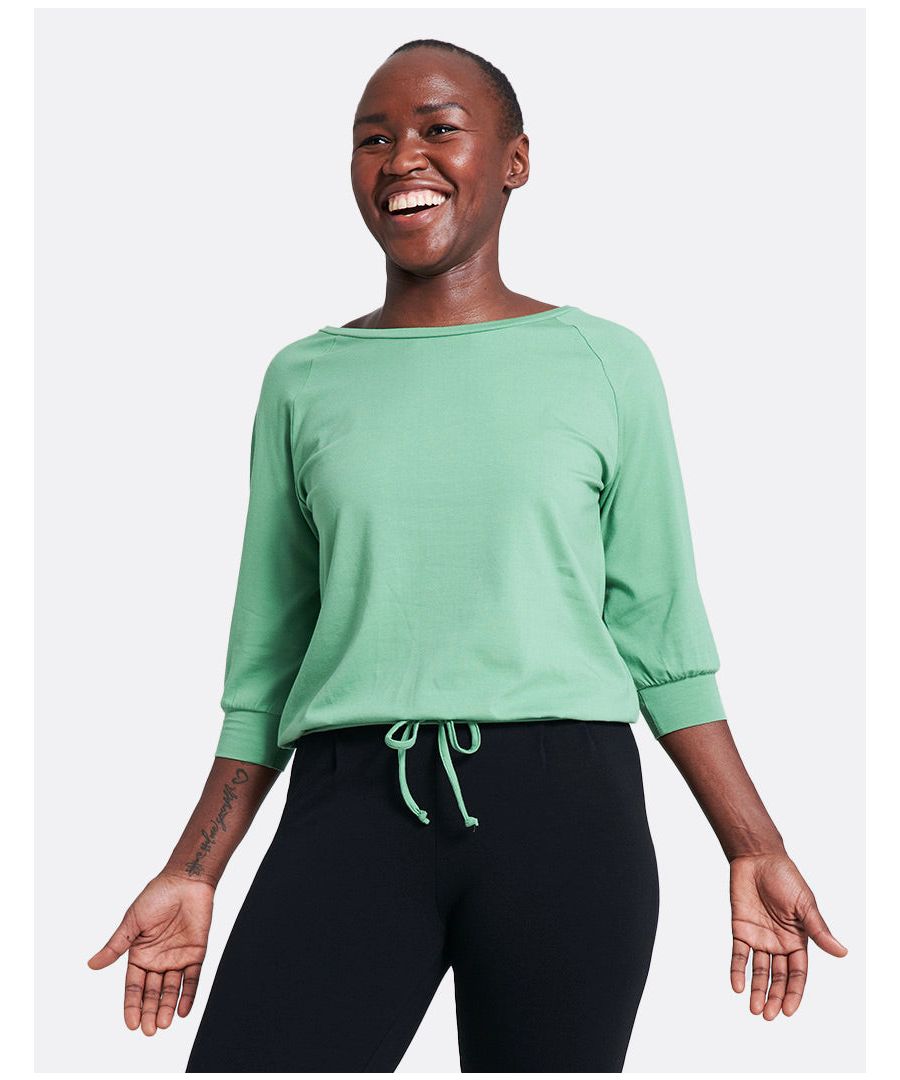 A classic ¾ sleeve tee that ever so gently blousons around your waist, so it's super. The fitted hem, means it won't ride up on your mat.\n\n¾ sleeve tee that gently blousons around your waist\nFront tie to shape the semi-fitted hem\nMade with 95% Bamboo Viscose, 5% Elastane\nUnrivalled softness and great for sensitive skin\nNaturally sweat-wicking and breathable\nFrom sustainably managed forests\nOeko-Tex certified no nasties in the dyeing process