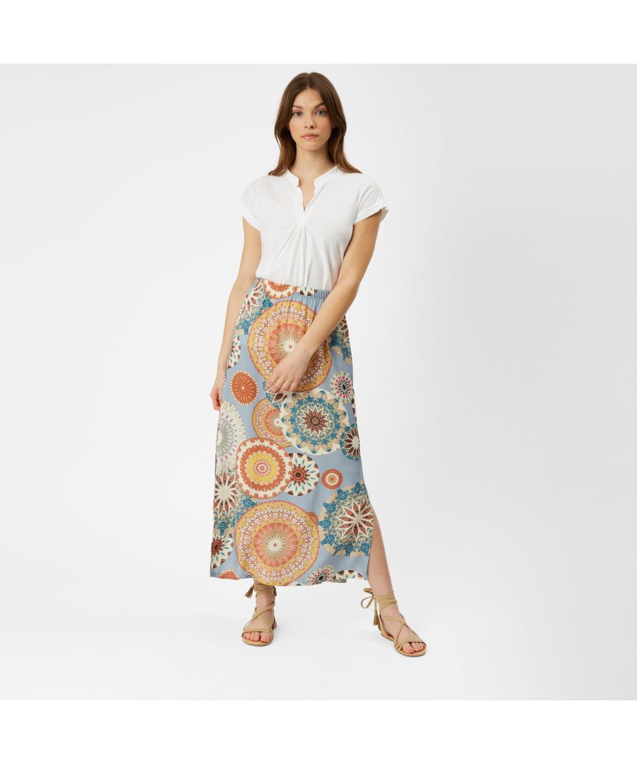 Featuring a striking bold print, side splits and elaticated waist, this maxi skirt will be your summer season go-to. Complete the look with sandals and t-shirt