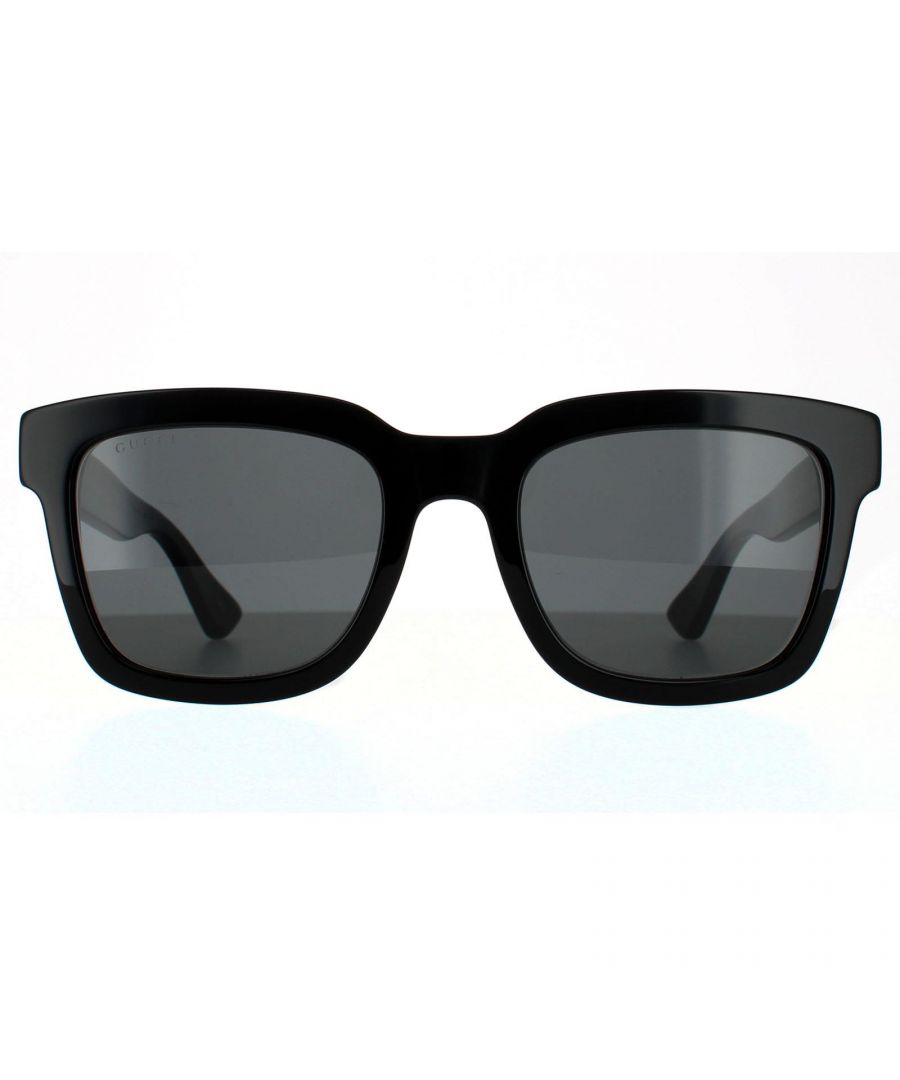 Gucci zonnebrillen GG0001SN 001 Zwart Black hebben een slim vierkante stijl frame gemaakt van dik acetaat. Veelzijdig en gemakkelijk te dragen voor elke gelegenheid met Gucci -tekstbranding op elke tempel.