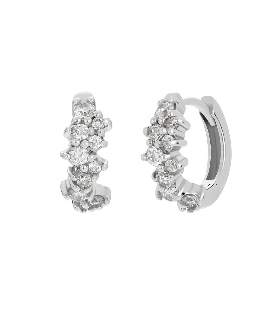 Deze hoepels van NOELANI zijn ontworpen om uw dag te verzachten met zonneschijn en zullen uw humeur opkrikken en een vleugje glamour aan uw outfit toevoegen. Versierd met witte cubic zirconia (synth.) stenen en gemaakt van hoogwaardig 925 sterling zilver, passen de hoepels bij elke outfit en nog beter: bij andere sprankelende modellen van NOELANI. Houd een klein oorfeestje en versier je oorgaten met verschillende stukjes, ook in tweekleur.