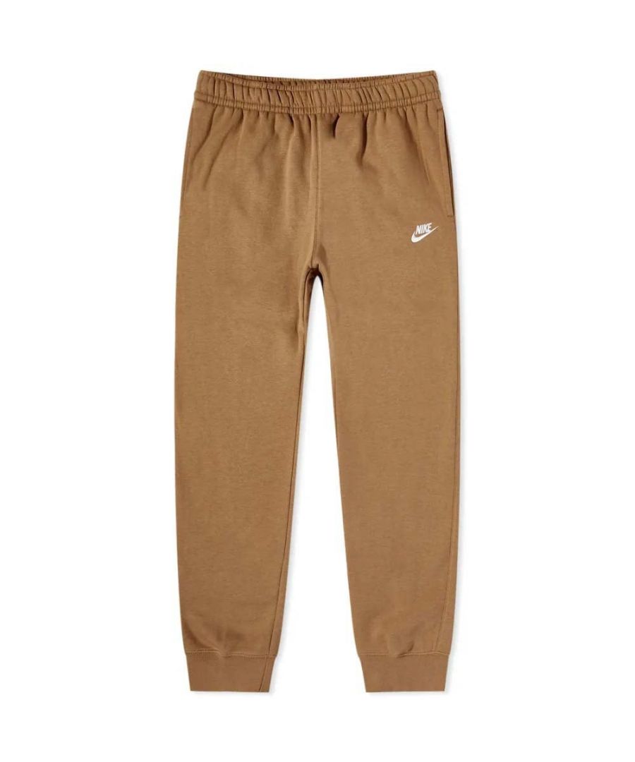 A wardrobe staple, the Nike Sportswear Club Fleece Joggers combine a classic look with the soft comfort of fleece for an elevated, everyday look that you can wear every day