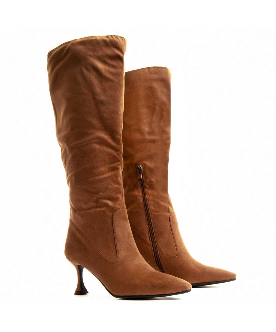 High Boot Woman. Dubbel versterkte cosidaal. Vorige en achterste uitlopers voor een grotere duurzaamheid. Gevaveld model dat de afdruk schaadt. Vloeren glijden niet om te voorkomen dat je glijdt. Eenvoudig schoonmaakmateriaal met natte stof. Capsulecollectie in samenwerking voor het merk.